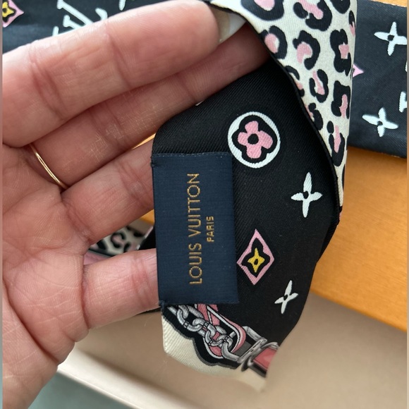 Brand New Louis Vuitton Twilly Wild at Heart Collection - Picture 3 of 7